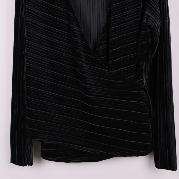 Detaljbild på nederdel svart topp