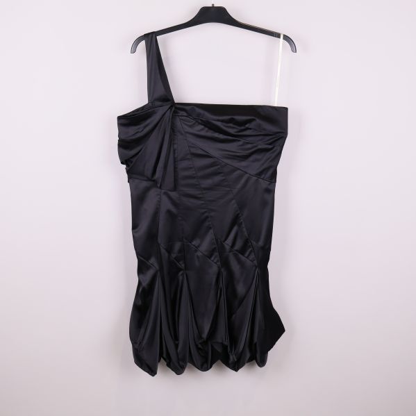 Svart klänning med asymmetrisk axel