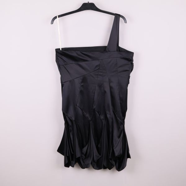 Svart klänning med drapering sedd bakifrån