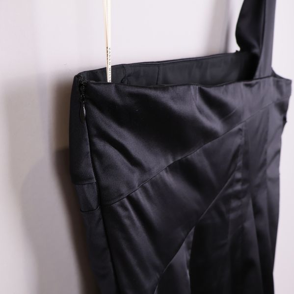 Närbild på klänningens dragkedja och sidosöm