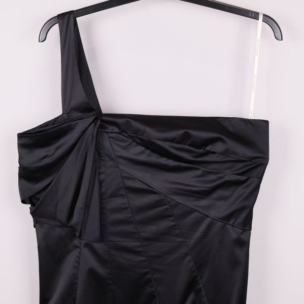 Närbild av asymmetrisk axel och detaljsömmar