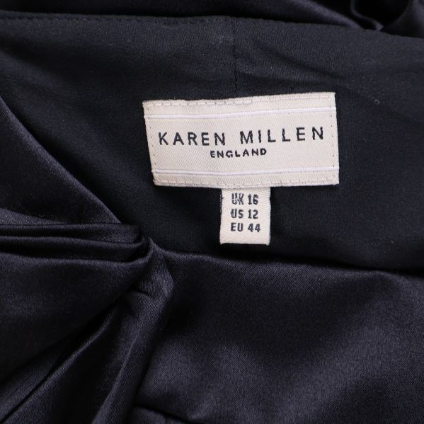 Närbild på Karen Millen etikett och storleksangivelse