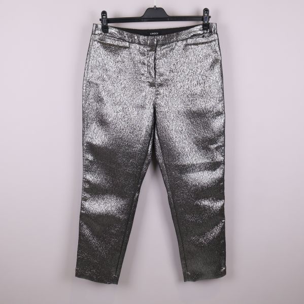 Framsidan av silverfärgade byxor med rak passform