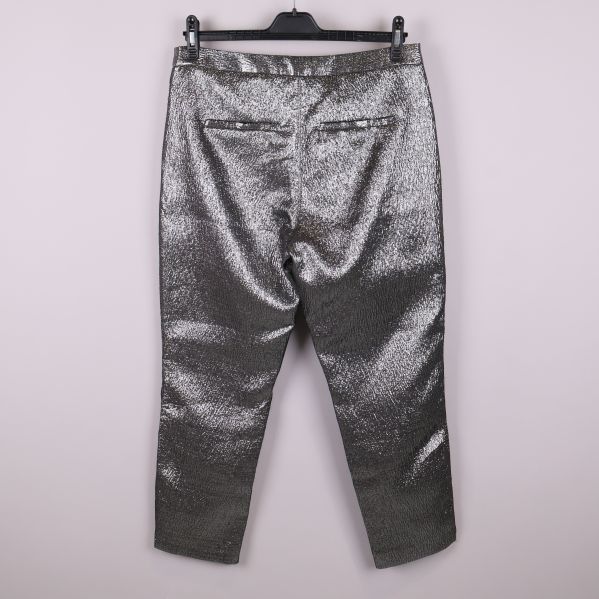 Baksidan av silverfärgade byxor med två fickor