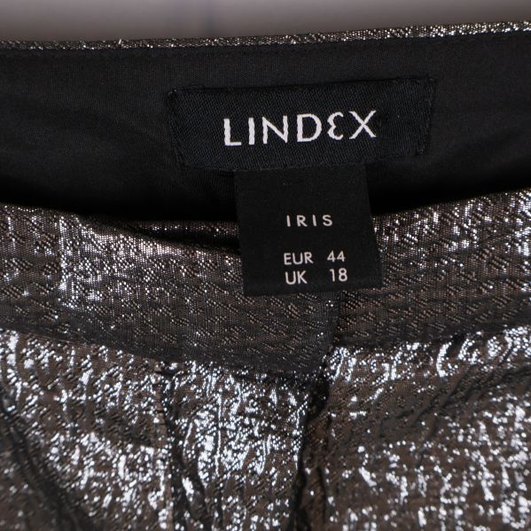 Närbild på Lindex-logotyp och storleksetikett i linning