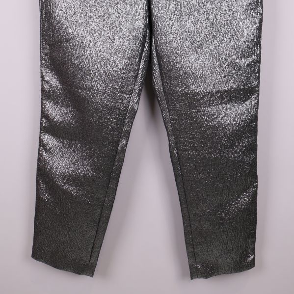 Närbild nedre delen på silverfärgade byxben