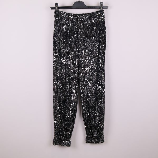 Byxor med svarta och silvriga paljetter framifrån