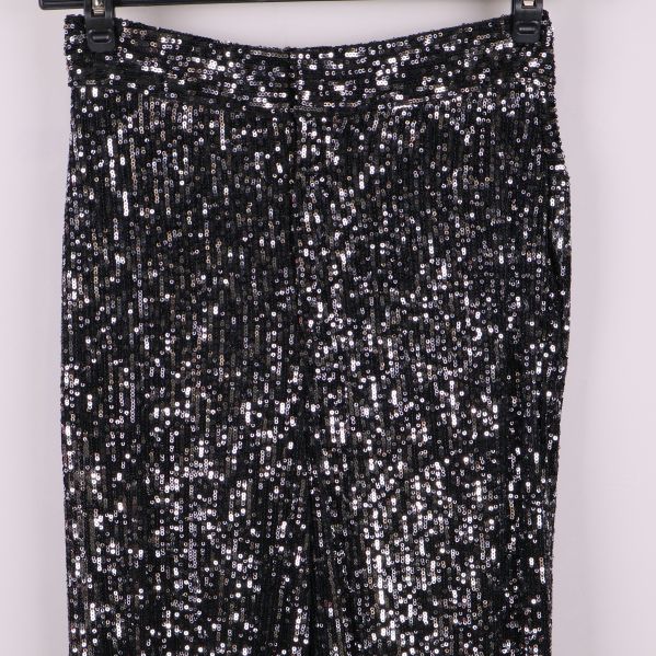 Närbild på paljettmönster i svart och silver