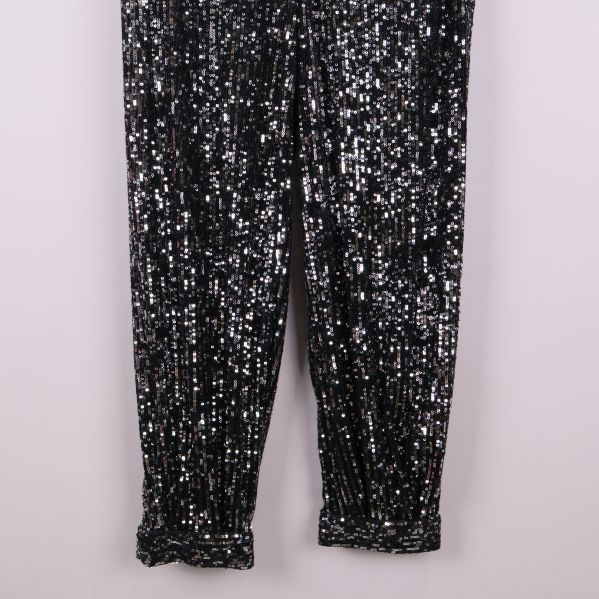 Nedre del av byxben med paljetter i närbild