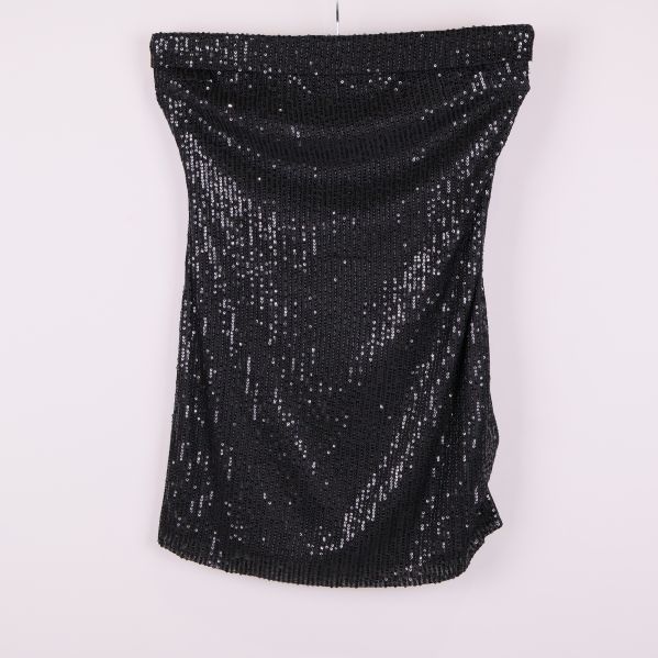 Framsida av tubtopp med svarta paljetter