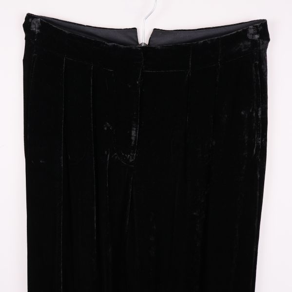 Närbild på midja och överdel av svarta sammetsbyxor