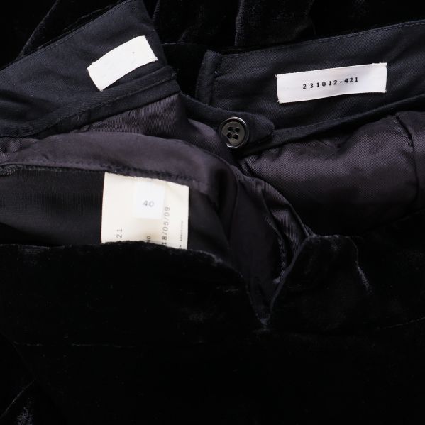 Insida av byxorna med varumärkes- och storleksetikett