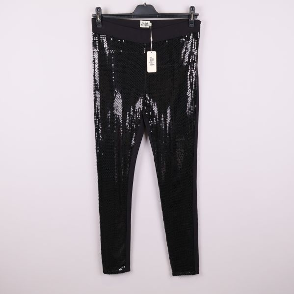 Framsida av svarta tights med paljetter och stretchig midja