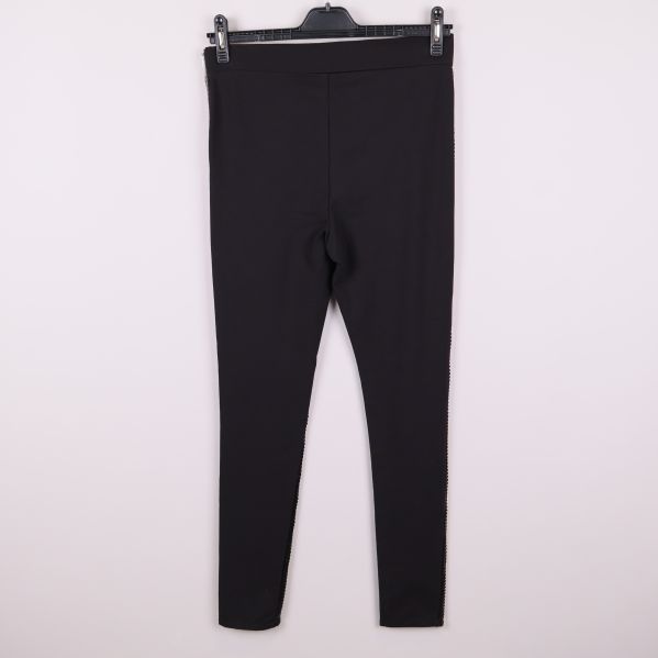 Baksida av svarta stretchiga paljettights utan paljetter