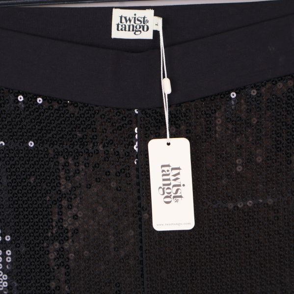 Närbild på etikett och paljettdetaljer från Twist & Tango