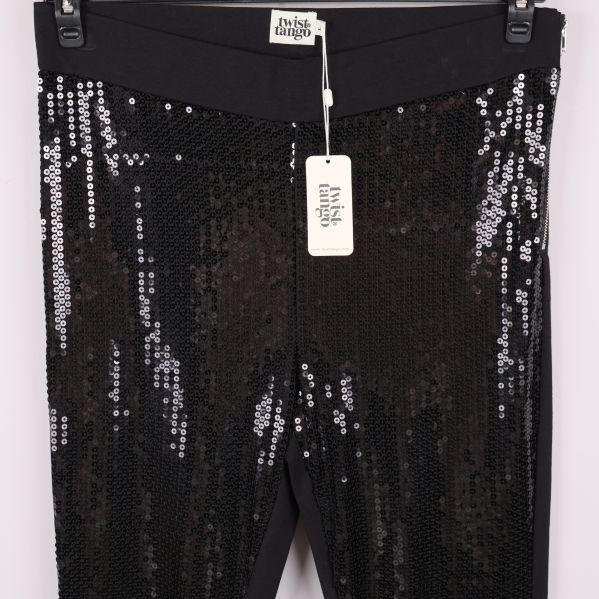 Närbild på övre delen av tightsen med paljetter och elastiskt midja