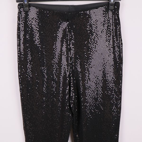 Närbild på paljettdetaljer och midja fram på tights