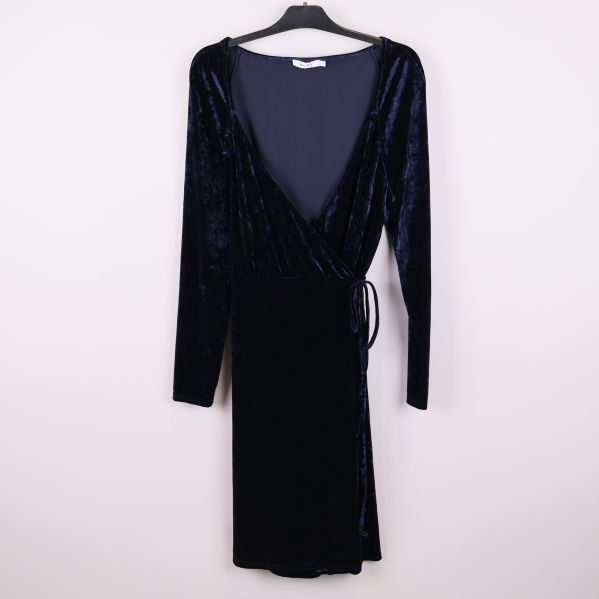 Svart sammetsklänning med omlott och långa ärmar