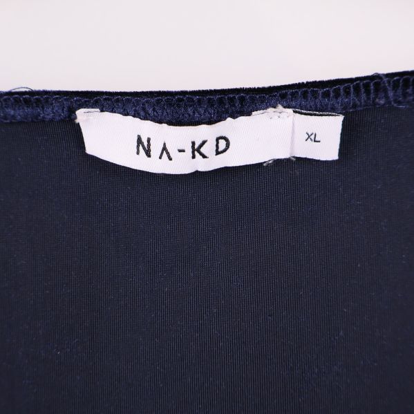NA-KD klädmärkning samt storlek XL på insidan av klänningen