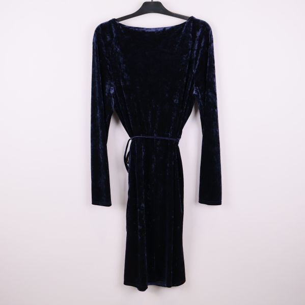 Baksidan av sammetsklänning med lång ärm och rak passform