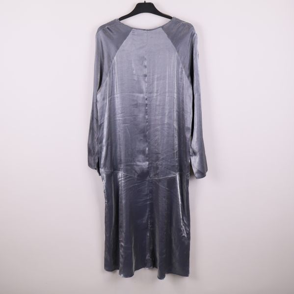 Baksidan på blå/silver glansig klänning 