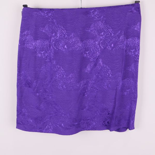 Baksida på lila kjol