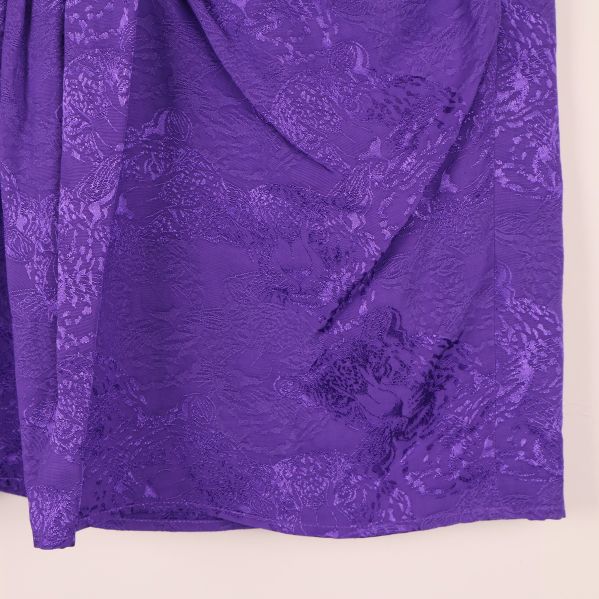 Nedre hörnet av lila kjol