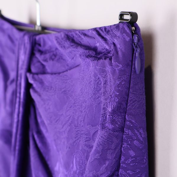 Sidovy av lila kjol med dold dragkedja