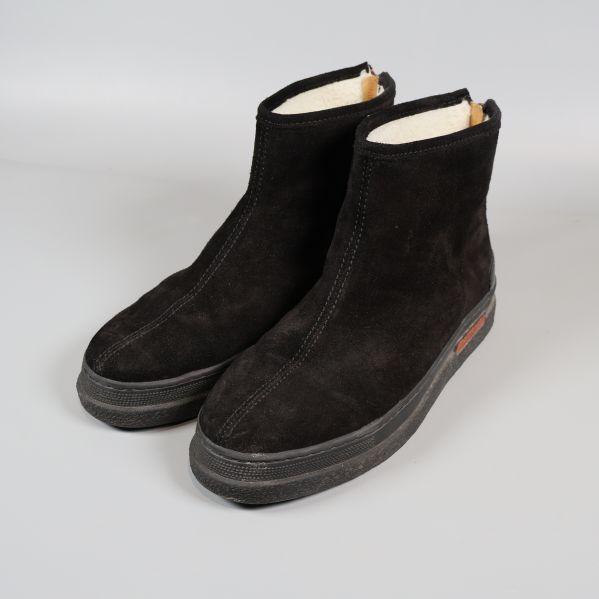 Par svarta boots i mockaliknande material med vit insida