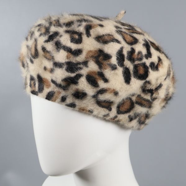 Leopardmönstrad basker med pälslook från sidan på huvudet