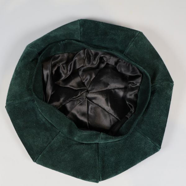 Insida av grön basker med svart fodrad textil