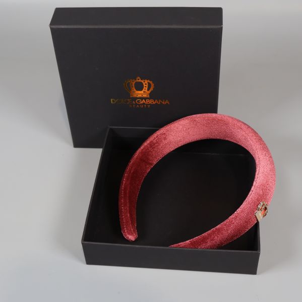 Diadem i box med sammetsyta i gammelrosa och gulddetalj