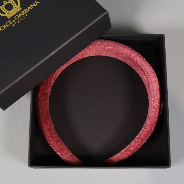 Översikt av diadem i svart box med lock bredvid