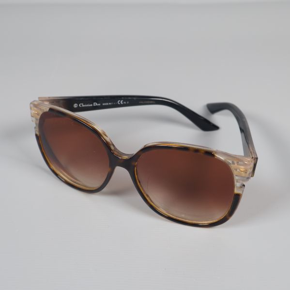 Solglasögon i sköldpaddsmönster med bruntonade glas i trekvarts vinkel