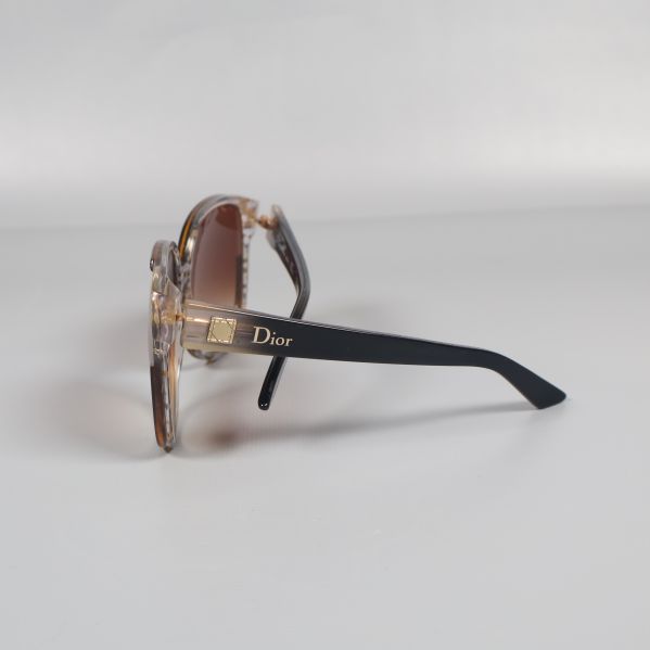 Närbild på Dior-logotyp på skalm till solglasögon