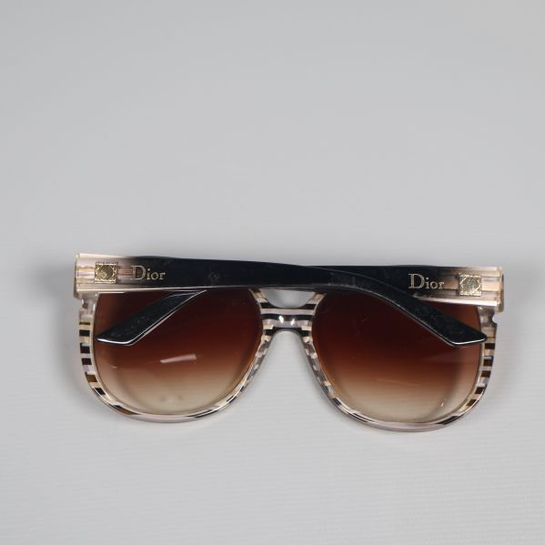 Hopvikta solglasögon i sköldpaddsmönster och tonade glas