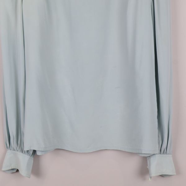 Nedre delen på blusens framsida och ärmslut