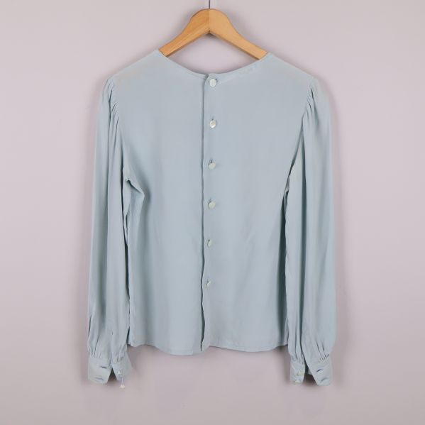 Baksida av blus med knappar längs ryggen