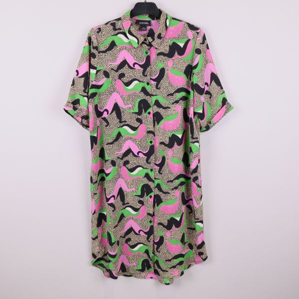 Skjortklänning i grafiskt mönster hängande framifrån