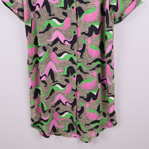 Detaljbild av klänningens nederdel och knappslå