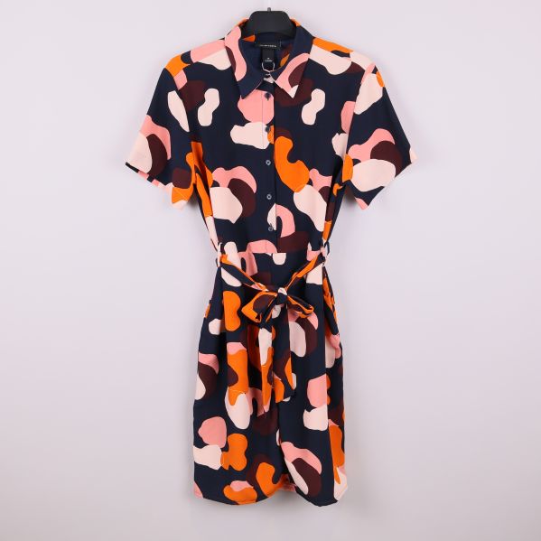 Kortärmad mönstrad klänning med krage och knappar