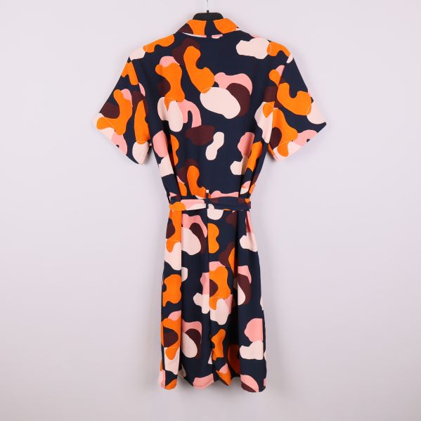 Baksida av kortärmad mönstrad klänning från Monki