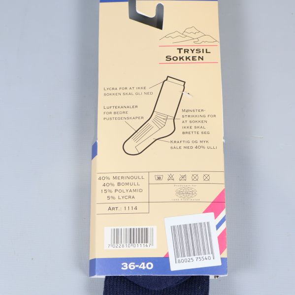 Baksida på strumpförpackning med materialinfo och tvättråd