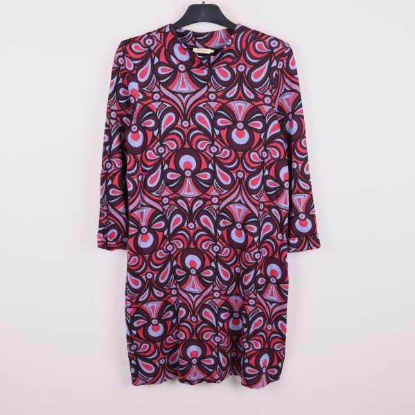 Klänning med färgglatt grafiskt mönster framifrån