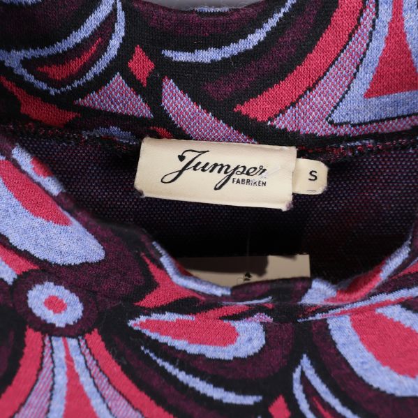 Närbild på inneretikett från Jumper Fabriken