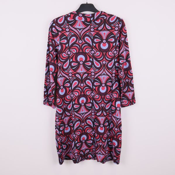 Klänning med färgglatt grafiskt mönster bakifrån