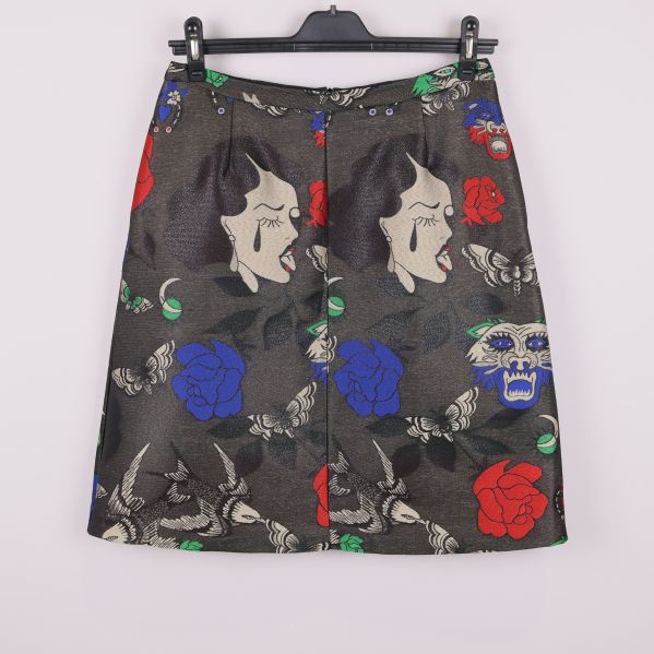 Kjol med grafiskt tryck och röda blå inslag framtill