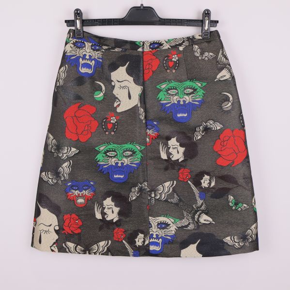 Baksidan av kjolen med djur- och blomdetaljer