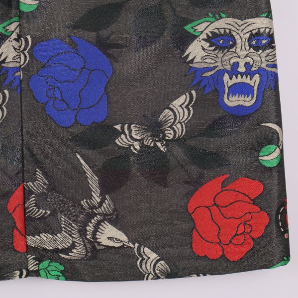 Närbild på blå och röd ros med djurmotiv på kjolen