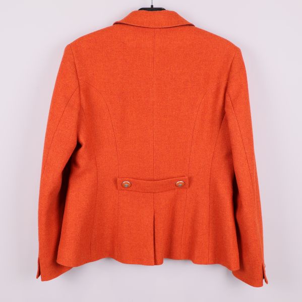 Baksidan av orange blazer med detaljsöm och knappar